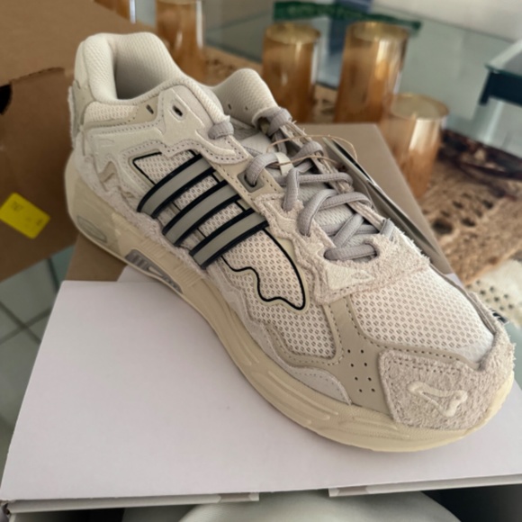 Response CL Wonder White Bad Bunny NEW WITH TAG - Picture 2 of 4